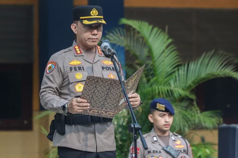 Wakapolda Jatim Kombes Pol Feri Handoko Soenarso saat menjadi pembina upacara bendera di SMAN 15 Surabaya, Senin (26/10/2026). Dalam kesempatan tersebut, Polda Jatim menegaskan program Polisi Jogo Sekolah untuk menciptakan lingkungan pendidikan yang aman dan bebas kekerasan.