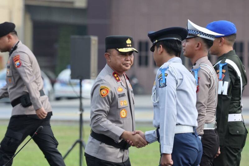 Kapolda Jatim Irjen Pol Dekananto Eko Purwono memimpin Apel Gelar Pasukan Operasi Patuh Semeru 2026 di Lapangan Mapolda Jatim, Surabaya, Senin (26/10/2026).