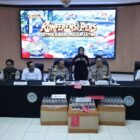 Kabid Humas Polda Jatim Kombes Pol Jules Abraham Abast bersama Dirpolairud Polda Jatim Kombes Pol Dr. Arman Asmara Syarifuddin saat menyampaikan pengungkapan empat perkara tindak pidana Ditpolairud Polda Jatim di Mako Ditpolairud Polda Jatim, Surabaya, Senin (26/10/2026).