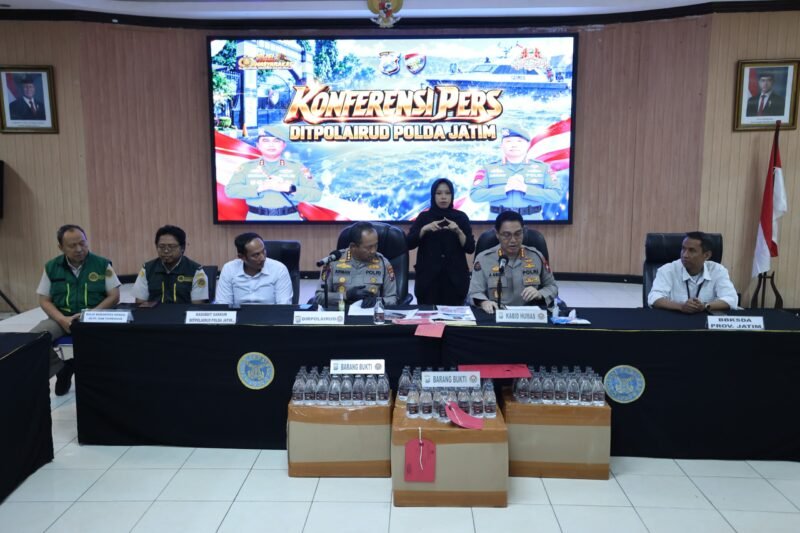 Kabid Humas Polda Jatim Kombes Pol Jules Abraham Abast bersama Dirpolairud Polda Jatim Kombes Pol Dr. Arman Asmara Syarifuddin saat menyampaikan pengungkapan empat perkara tindak pidana Ditpolairud Polda Jatim di Mako Ditpolairud Polda Jatim, Surabaya, Senin (26/10/2026).