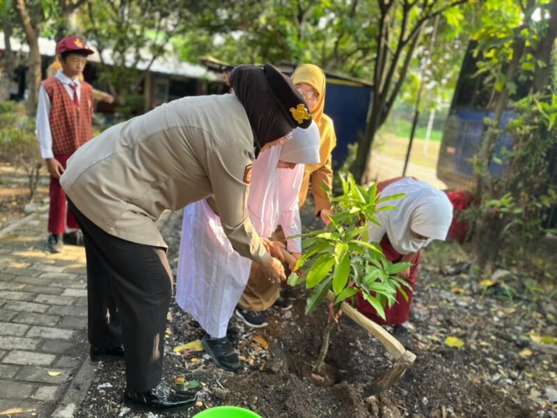 Personel Korsabhara Baharkam Polri bersama siswa, guru, dan pengurus RW menanam bibit pohon mangga dalam kegiatan Polisi Peduli Pendidikan dan Cinta Lingkungan di SDN Cilangkap 8, Depok, Jawa Barat, Senin (26/10/2026).