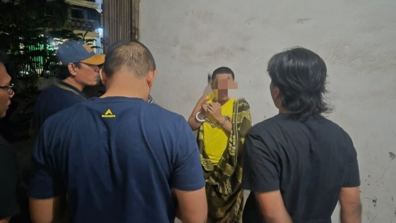 Foto: Petugas Polres Pelabuhan Tanjung Perak mengamankan tersangka pencurian sepeda motor bermodus tuduhan tabrak lari di kawasan Kenjeran, Surabaya.