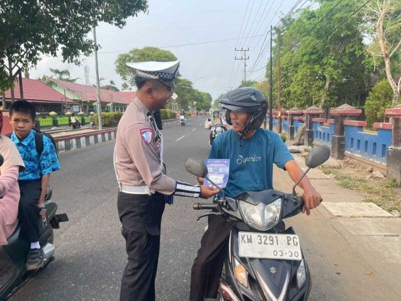 personel Polri saat melaksanakan pengaturan dan penegakan ketertiban lalu lintas dalam upaya meningkatkan keselamatan pengguna jalan.