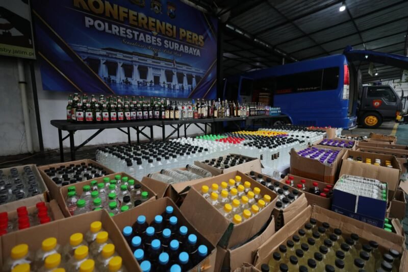 Foto: Petugas Polrestabes Surabaya mengamankan ribuan botol minuman beralkohol dalam razia serentak melalui Kegiatan Rutin yang Ditingkatkan (KRYD) di sejumlah wilayah Kota Surabaya.