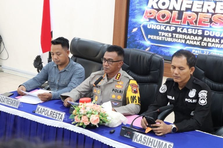 Kapolresta Pati Kombes Pol Sigit menyampaikan perkembangan penanganan kasus dugaan kekerasan seksual terhadap anak dalam konferensi pers di Aula Sanika Satyawada Polresta Pati, Selasa (27/10/2026).