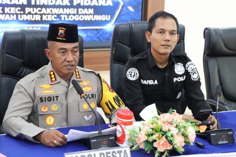 Kapolresta Pati Kombes Pol Sigit menyampaikan keterangan terkait pengungkapan kasus dugaan persetubuhan terhadap anak di bawah umur dalam konferensi pers di Aula Sanika Satyawada Polresta Pati, Selasa (27/10/2026).