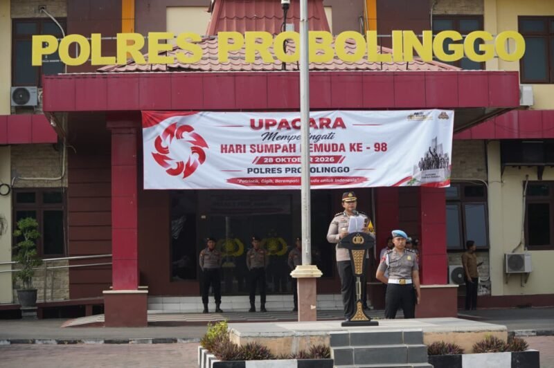 Kapolres Probolinggo AKBP Asmida Rizki Siregar saat mengikuti upacara peringatan Hari Sumpah Pemuda ke-98 Tahun 2026 di lingkungan Polres Probolinggo.