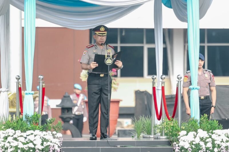 Wakapolda Jatim Kombes Pol Feri Handoko Soenarso memimpin upacara peringatan Hari Sumpah Pemuda ke-98 di Lapangan Mapolda Jatim, Surabaya, Rabu (28/10/2026).