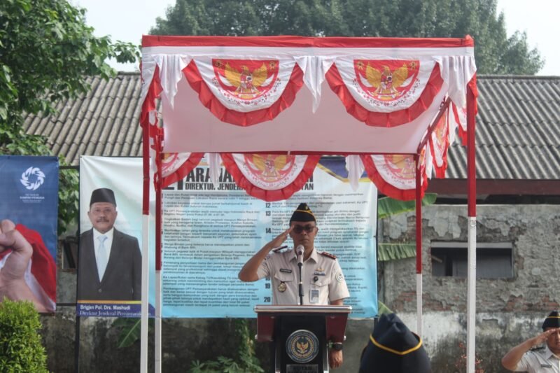 Kepala Rutan Kelas I Surabaya Tristiantoro Adi Wibowo memimpin Upacara Peringatan Hari Sumpah Pemuda ke-98 di halaman Rutan Kelas I Surabaya, Rabu (28/10/2026).