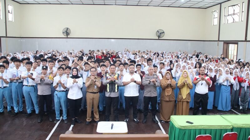 Kapolresta Malang Kota Kombes Pol Danang Setiyo P.S. memberikan edukasi kepada pelajar SMAN 4 Kota Malang terkait bahaya narkoba, bullying, cyber crime, balap liar dan judi online melalui program Polisi Jogo Sekolah.