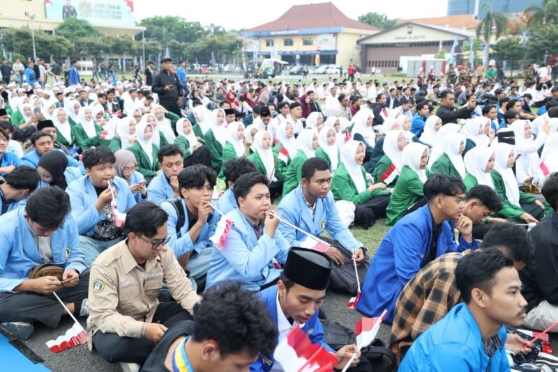 Kapolda Jatim Irjen Pol Dekananto Eko Purwono bersama ribuan mahasiswa, pemuda, dan santri dalam Konsolidasi Akbar di Lapangan Mapolda Jatim, Rabu (28/10/2026).