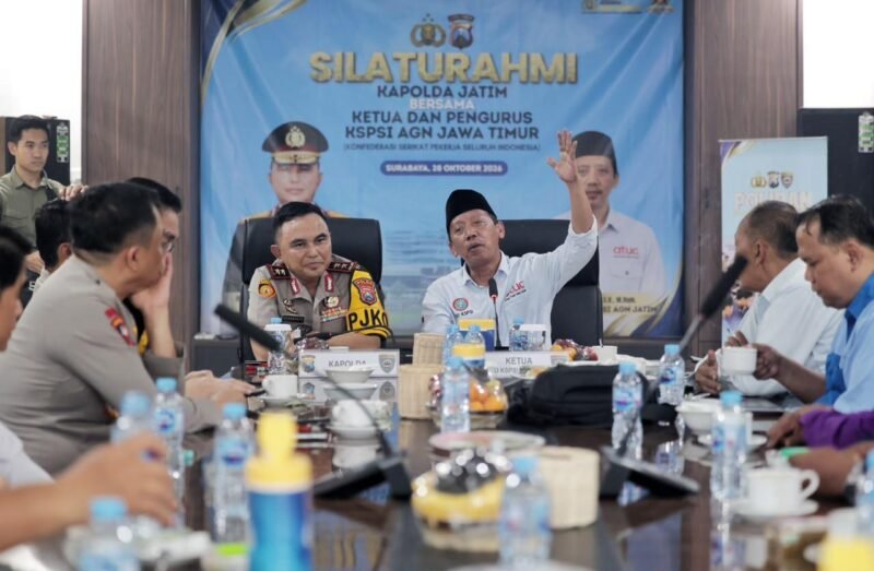 Kapolda Jawa Timur Irjen Pol Dekananto Eko Purwono saat bersilaturahmi dengan jajaran KSPSI AGN Jawa Timur di Surabaya, Rabu (28/10/2026).