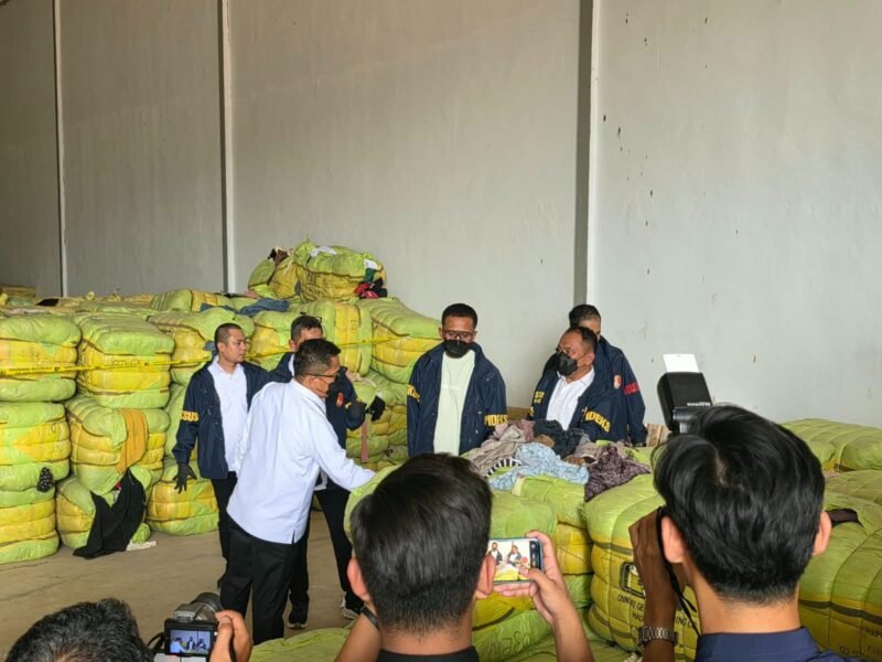 Bareskrim Polri mengungkap dugaan importasi ilegal 1.257 bal pakaian bekas atau balpres di sebuah gudang kawasan Pergudangan Intijaya Subang Industri, Kabupaten Subang, Jawa Barat.