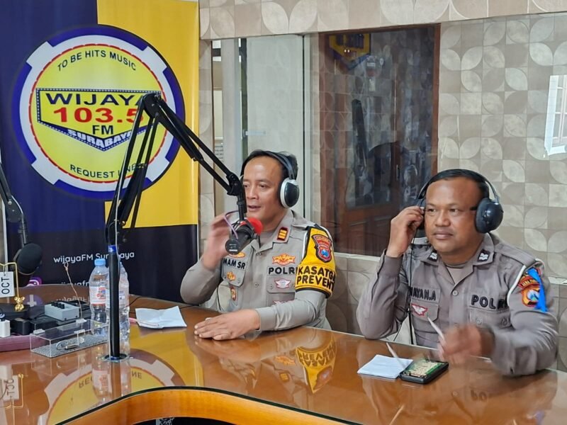Satlantas Polres Pelabuhan Tanjung Perak mensosialisasikan Operasi Patuh Semeru 2026 melalui siaran Radio Wijaya FM, Rabu (28/10/2026).