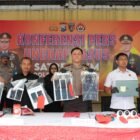 Kapolresta Sidoarjo AKBP Bobby A. Condroputra saat konferensi pers pengungkapan kasus dugaan penipuan online yang melibatkan delapan WNA asal Vietnam di Mapolresta Sidoarjo, Rabu (28/10/2026).