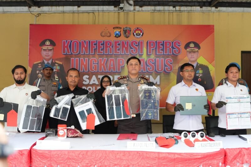 Kapolresta Sidoarjo AKBP Bobby A. Condroputra saat konferensi pers pengungkapan kasus dugaan penipuan online yang melibatkan delapan WNA asal Vietnam di Mapolresta Sidoarjo, Rabu (28/10/2026).