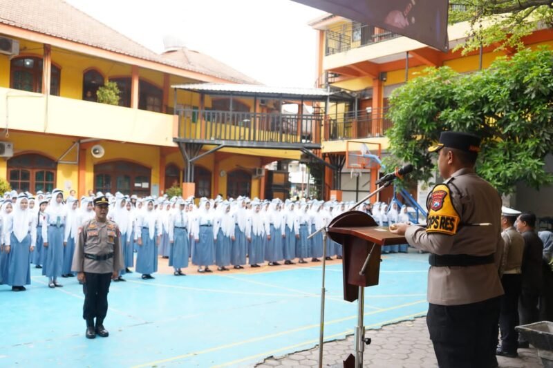 Polres Kediri melalui program Polisi Peduli Pendidikan (POLINDIK) memberikan edukasi kepada pelajar tentang pendidikan karakter, bahaya bullying, narkoba, kenakalan remaja, dan bijak bermedia sosial.