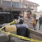 Polres Blitar mengamankan barang bukti 1.030 liter BBM bersubsidi jenis Solar dan Pertalite dalam pengungkapan dugaan penimbunan di Kecamatan Kademangan, Kabupaten Blitar.