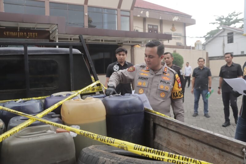 Polres Blitar mengamankan barang bukti 1.030 liter BBM bersubsidi jenis Solar dan Pertalite dalam pengungkapan dugaan penimbunan di Kecamatan Kademangan, Kabupaten Blitar.
