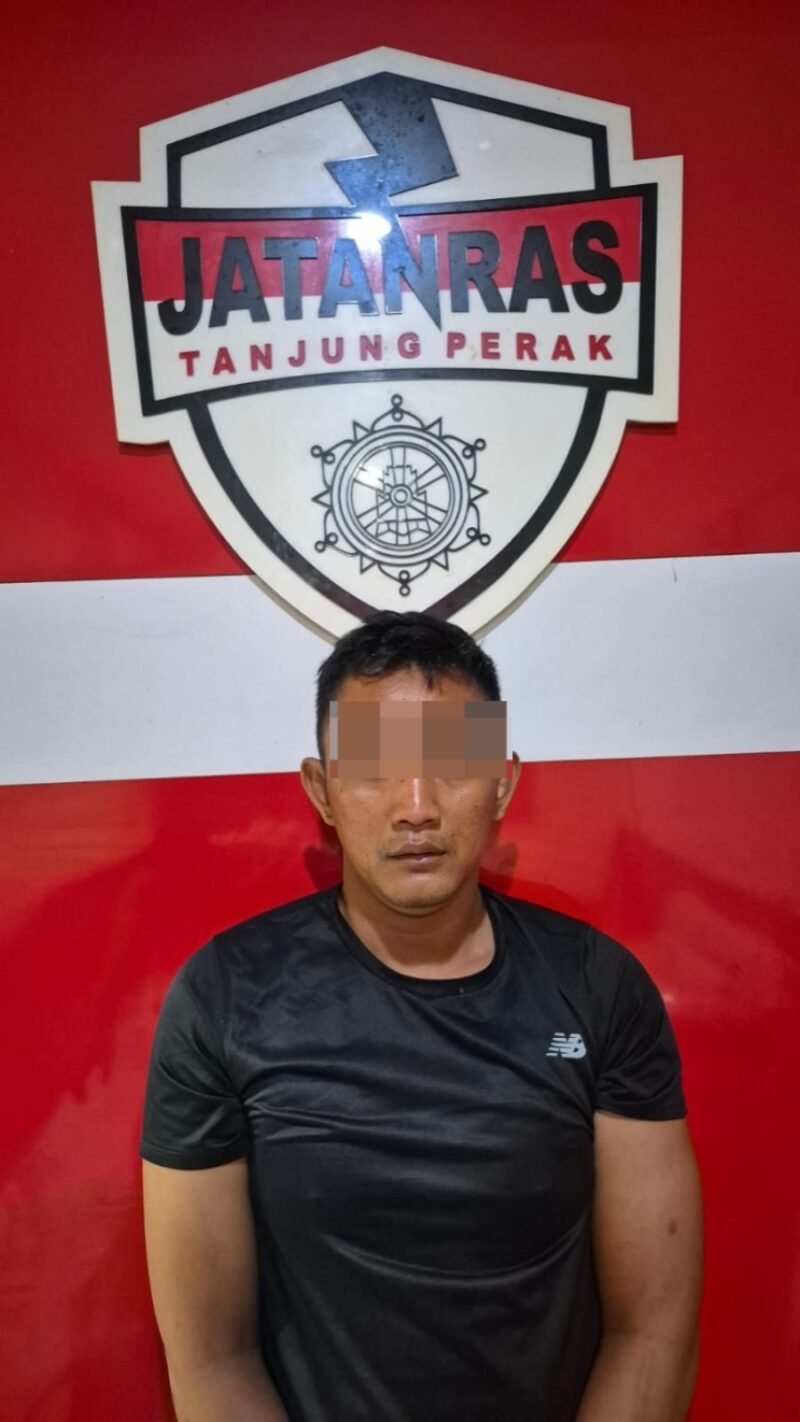 Petugas Polres Pelabuhan Tanjung Perak mengamankan pelaku pencurian Toko Madura yang viral di media sosial beserta barang bukti dua unit handphone dan pakaian yang digunakan saat beraksi.