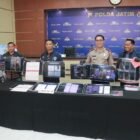 Kabid Humas Polda Jatim Kombes Pol Jules Abraham Abast bersama Wadir Reserse Siber AKBP Daniel Somanonasa Marunduri saat konferensi pers pengungkapan sindikat jual beli akun bodong dan promosi judi online di Mapolda Jatim, Jumat (30/10/2026).
