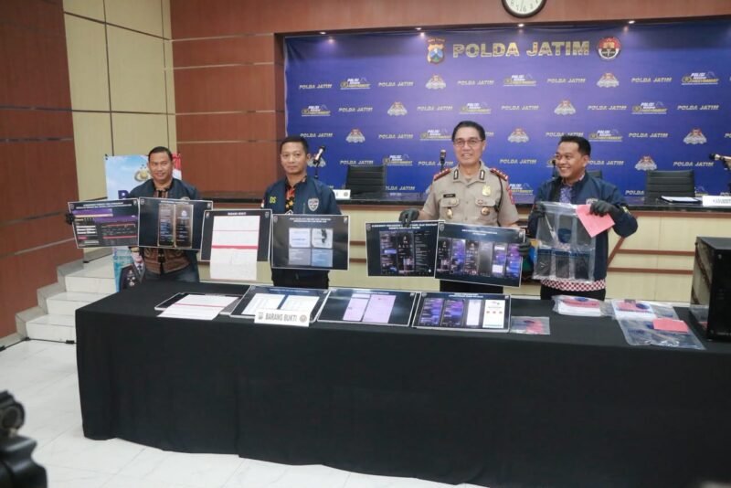 Kabid Humas Polda Jatim Kombes Pol Jules Abraham Abast bersama Wadir Reserse Siber AKBP Daniel Somanonasa Marunduri saat konferensi pers pengungkapan sindikat jual beli akun bodong dan promosi judi online di Mapolda Jatim, Jumat (30/10/2026).