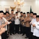 Kapolri Jenderal Polisi Suyudi Ario Seto bersilaturahmi dengan Ketua Umum PBNU KH Abdul Hakim Mahfudz atau Gus Kikin beserta jajaran untuk memperkuat sinergi menjaga kerukunan dan keamanan masyarakat.