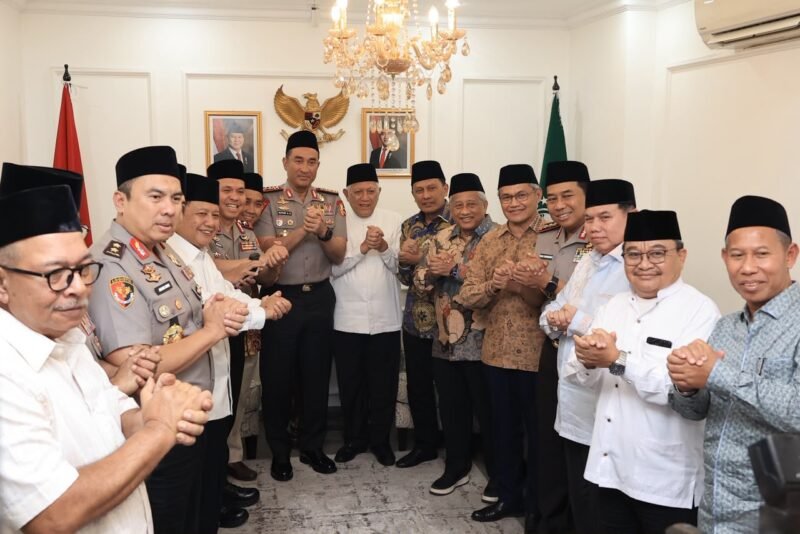 Kapolri Jenderal Polisi Suyudi Ario Seto bersilaturahmi dengan Ketua Umum PBNU KH Abdul Hakim Mahfudz atau Gus Kikin beserta jajaran untuk memperkuat sinergi menjaga kerukunan dan keamanan masyarakat.