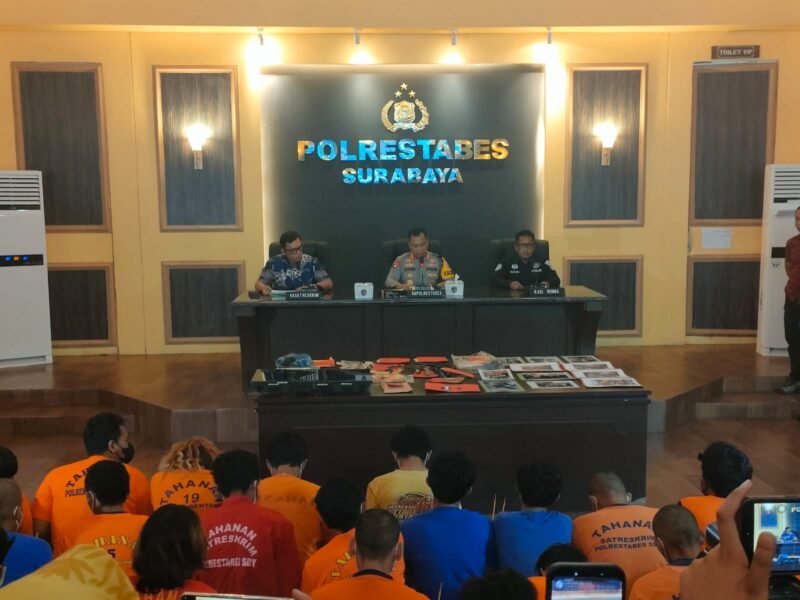 Kapolrestabes Surabaya Kombes Pol Luthfie menegaskan komitmen pemberantasan kejahatan jalanan setelah polisi mengungkap 157 kasus dengan 112 tersangka.