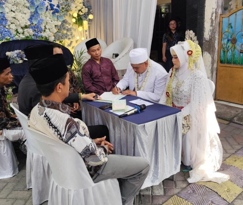 Emak-Emak Rempong Jawa Timur pimpinan Emak Sulis berjoget bersama para tamu saat resepsi pernikahan Dion M. Iqbal dan Anggi Prastikasari di Surabaya, Kamis (29/10/2026).