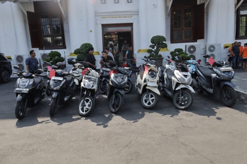 Kapolrestabes Surabaya Kombes Pol Luthfie Sulistiawan saat menyampaikan hasil pengungkapan 157 kasus 3C dalam konferensi pers di Mapolrestabes Surabaya, Jumat (30/10/2026).