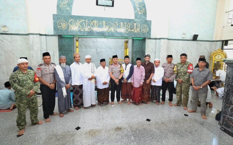 Kapolda Jatim Irjen Pol Dekananto Eko Purwono saat melaksanakan Salat Jumat dan berdialog dengan jemaah di Masjid Baitussalam, Kecamatan Jambangan, Surabaya, Jumat (30/10/2026).