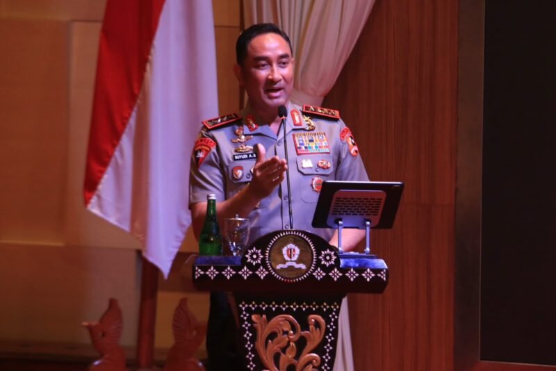 Kapolri Jenderal Polisi Suyudi Ario Seto saat memberikan pembekalan kepada peserta P4N Angkatan 70 di Lemhannas RI, membahas ancaman kejahatan digital dan lintas negara.