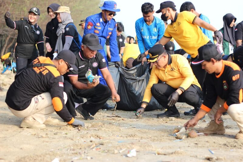Wakapolresta Tuban AKBP Windy Syafutra bersama pesilat, mahasiswa, dan pelajar saat melakukan aksi bersih pantai serta penanaman 800 bibit cemara laut di Pantai Cemara, Desa Sugihwaras, Kecamatan Jenu, Tuban.