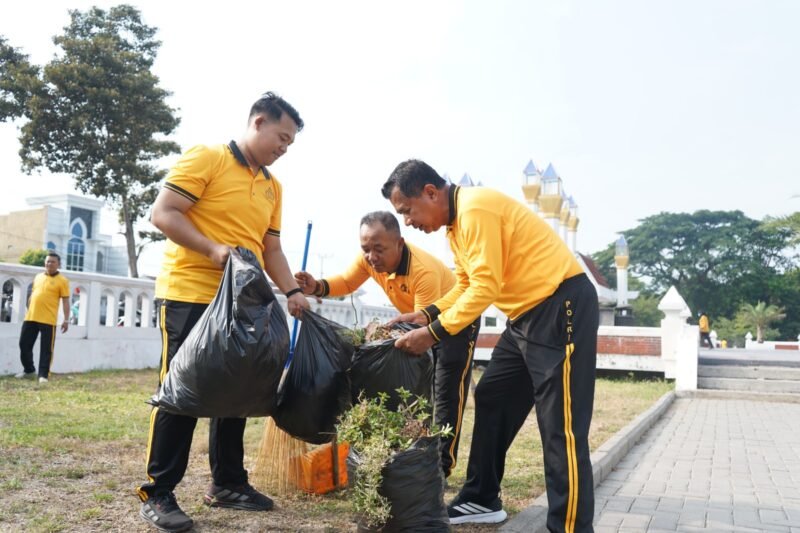 Personel Polres Kediri melaksanakan kerja bakti membersihkan lingkungan Masjid Annur sebagai bagian dari program Green Policing, Jumat (30/10/2026).