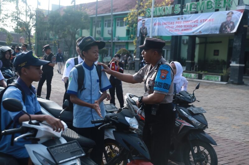 Wakapolres Jember Kompol A. Effan Sulaiman memberikan edukasi keselamatan berlalu lintas kepada para pelajar SMKN 5 Jember melalui program Polisi Jogo Sekolah.